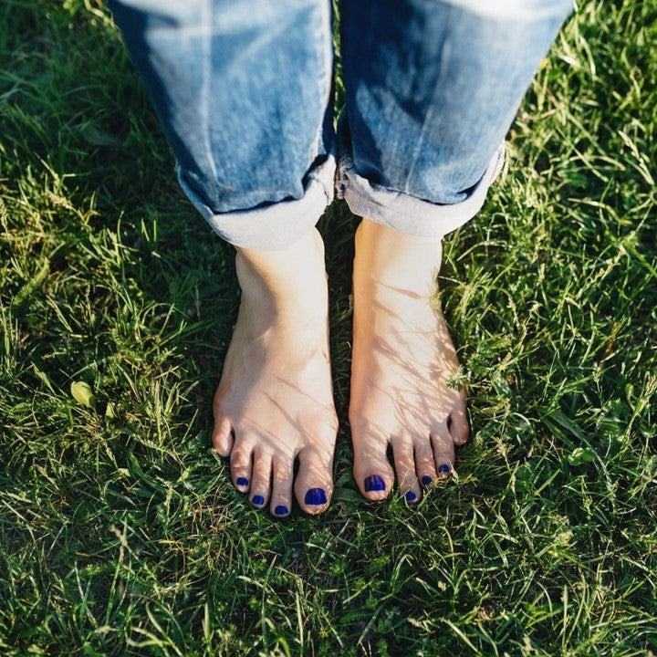 10 benefícios de andar descalço na Relva